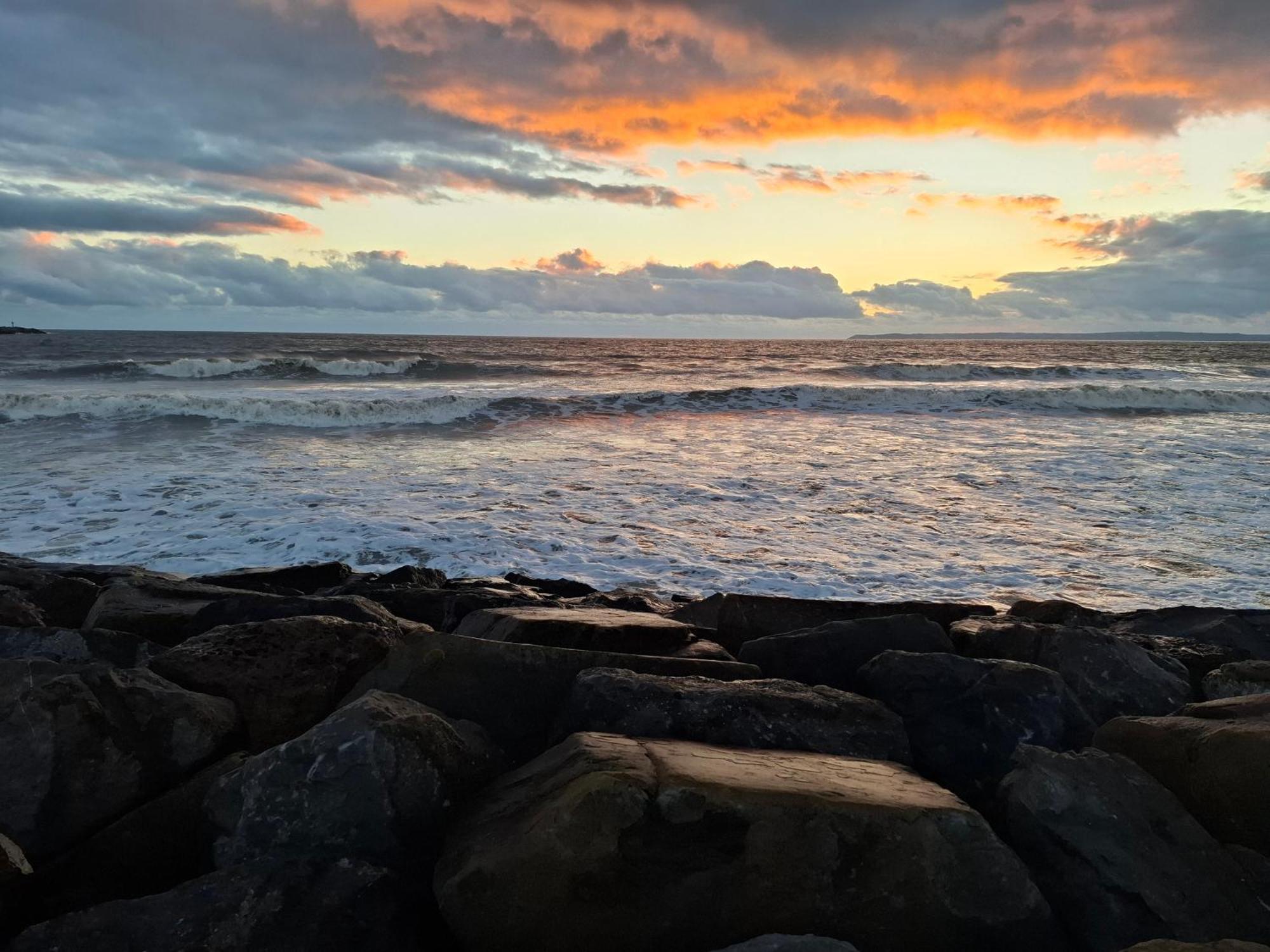 Driftmark Beachfront Location Aberavon Beach Sea Views Large Driveway Parking Private Site Fibre Optic Wi Fi Port Talbot Esterno foto